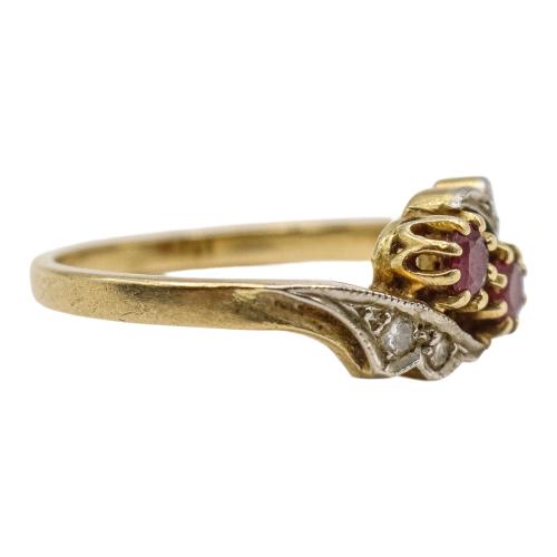 ANILLO CON RUBÍES Y DIAMANTES