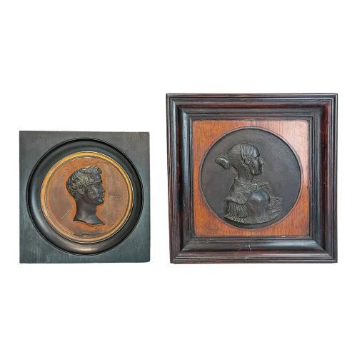 DOS PLACAS FRANCESAS CON RETRATOS EN RELIEVE DEL SIGLO XIX