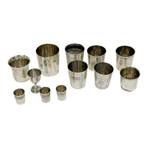 CONJUNTO DE ONCE VASOS Y UNA COPA DE PLATA  S. XIX-XX 