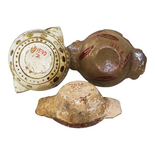 TRES ESCUDILLAS DE OREJAS DE REFLEJOS METÁLICOS DEL SIGLO XV