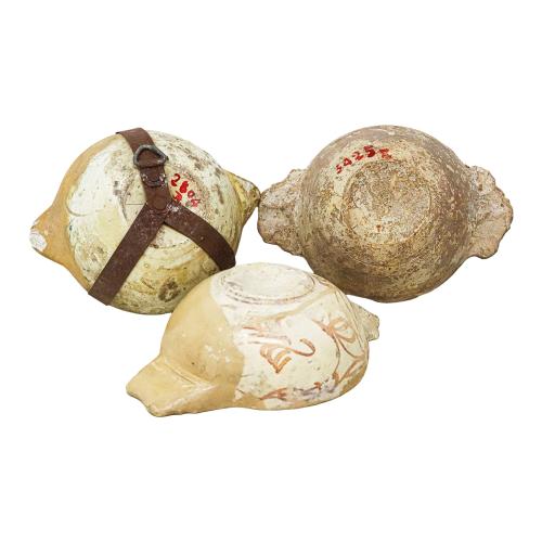 TRES ESCUDILLAS DE OREJA DE REFLEJOS METÁLICOS DEL SIGLO XV