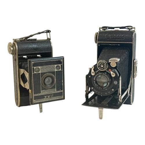 DOS CÁMARAS FOTOGRÁFICAS DE FUELLE, AÑOS 30-40
