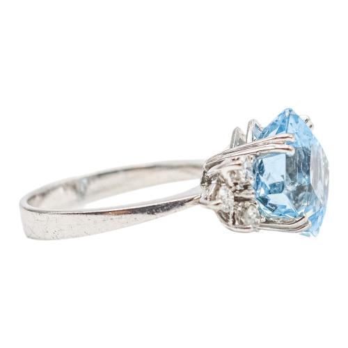 ANILLO CON AGUAMARINA Y BRILLANTES