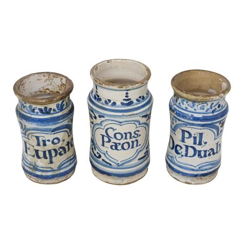 TRES  PEQUEÑOS TARROS DE FARMACIA SIGLO XVIII