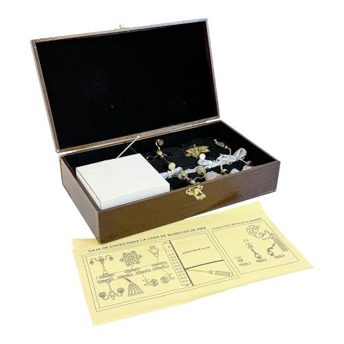 CAJA CON LÁMPARAS PARA CASA DE MUÑECAS DE RBA