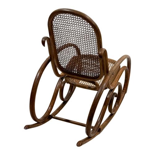 MECEDORA INFANTIL ESTILO THONET DEL PRINCIPIOS DEL SIGLO XX