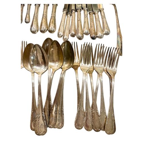 CONJUNTO DE PIEZAS DE CUBERTERÍA EN METAL PLATEADO