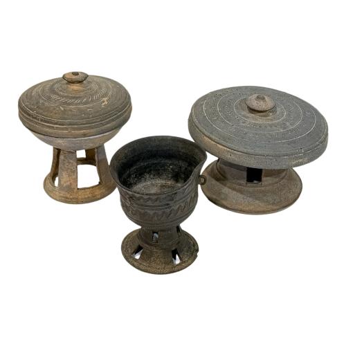 TRES RECIPIENTES DE TERRACOTA DE MANUFACTURA COREANA