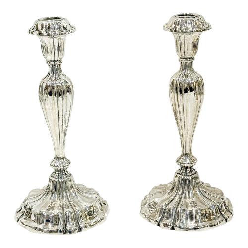 PAREJA DE CANDELEROS DE PLATA DEL ÚLTIMO CUARTO S. XX