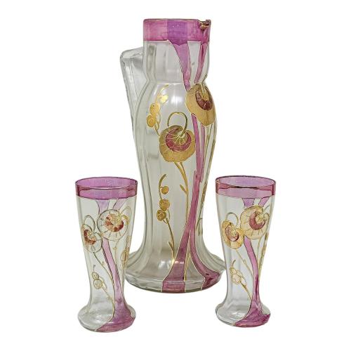 JARRA Y DOS DE VASOS, CIRCA 1900