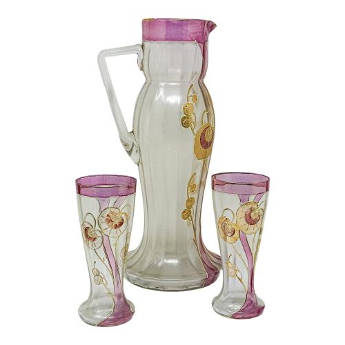 JARRA Y DOS DE VASOS, CIRCA 1900