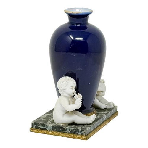 PEQUEÑO JARRÓN EN PORCELANA Y BISCUIT DEL PRIMER TERCIO S.XX