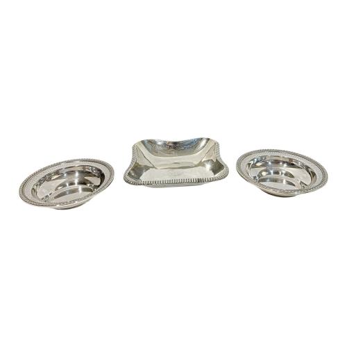 TRES CENTROS DE MESA EN PLATA DE MEDIADOS DEL S.XX