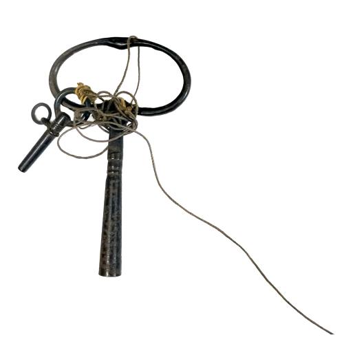 RELOJ CON GUARNICIÓN FRANCÉS ÚLTIMO TERCIO DE S. XIX