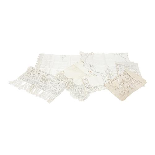 CONJUNTO DE TAPETES Y MANTELITO DE LA PRIMERA MITAD DEL S.XX