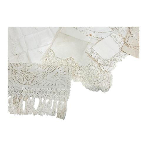 CONJUNTO DE TAPETES Y MANTELITO DE LA PRIMERA MITAD DEL S.XX