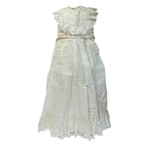 VESTIDO DE ACRISTIANAR DEL PRIMER TERCIO DEL SIGLO XX