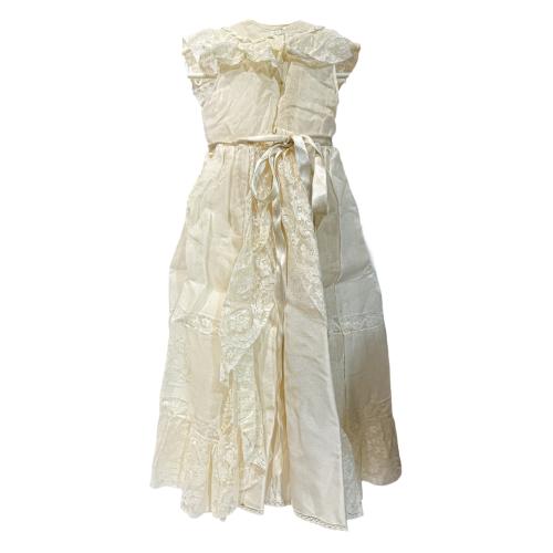 VESTIDO DE ACRISTIANAR DEL PRIMER TERCIO DEL SIGLO XX