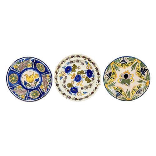 TRES PLATOS DE CERÁMICA DE MANISES DEL PRIMER CUARTO S. XX