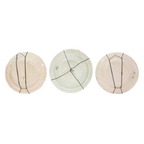 TRES PLATOS DE CERÁMICA DE MANISES DEL PRIMER CUARTO S. XX