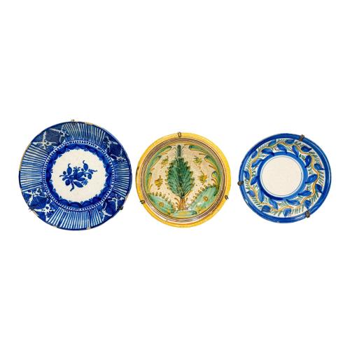TRES PLATOS EN CERÁMICA DE MANISES Y PUENTE DEL ARZOBISPO