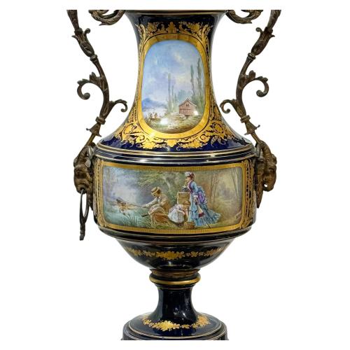JARRÓN FRANCÉS EN PORCELANA DE SÈVRES SIGLO XIX
