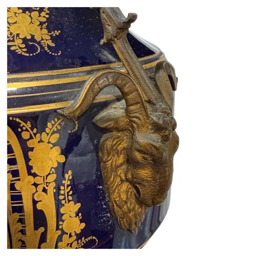 JARRÓN FRANCÉS EN PORCELANA DE SÈVRES SIGLO XIX