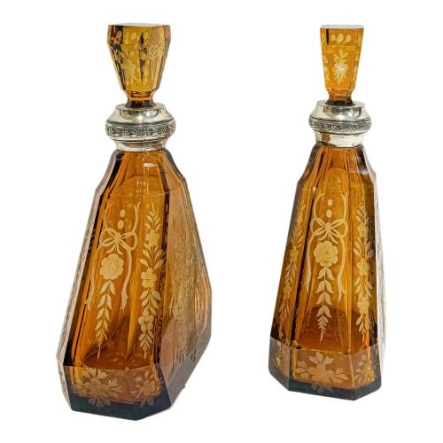 PAREJA DE BOTELLAS LICORERAS DE MEDIADOS DEL S.XX