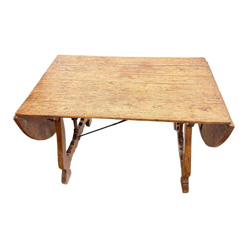 MESA DE FIADORES CON ALAS S.XIX