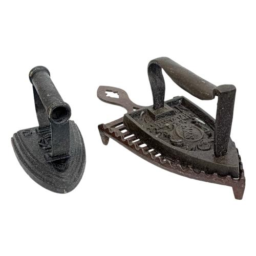CONJUNTO DE UTENSILIOS DE COCINA Y PLANCHAS DE PPS. S.XX