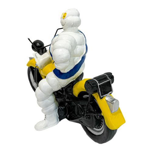 FIGURA DE MICHELIN SOBRE MOTO