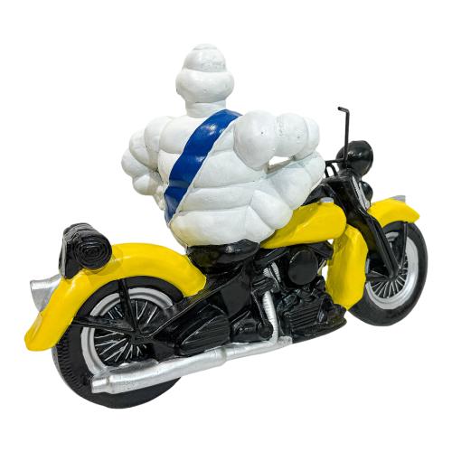 FIGURA DE MICHELIN SOBRE MOTO