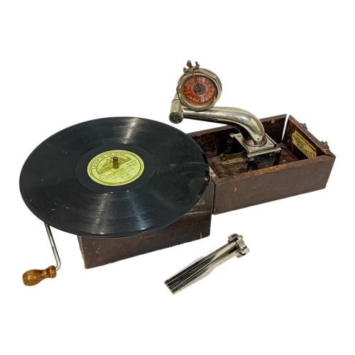 PEQUEÑO TOCADISCOS SUIZO CIRCA 1923
