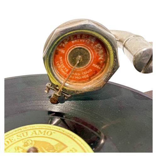 PEQUEÑO TOCADISCOS SUIZO CIRCA 1923