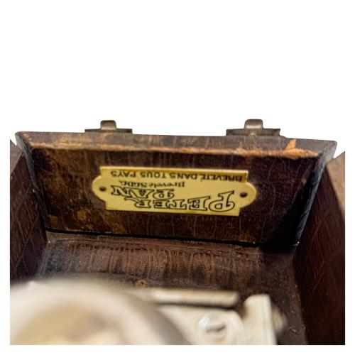 PEQUEÑO TOCADISCOS SUIZO CIRCA 1923