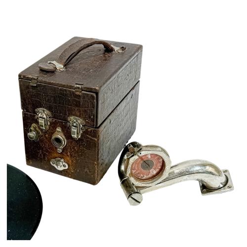 PEQUEÑO TOCADISCOS SUIZO CIRCA 1923