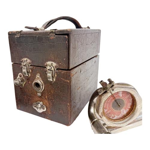 PEQUEÑO TOCADISCOS SUIZO CIRCA 1923