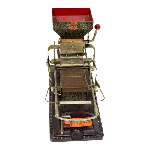 MAQUINA DE LIAR CIGARRILLOS VICTORIA CIRCA 1920