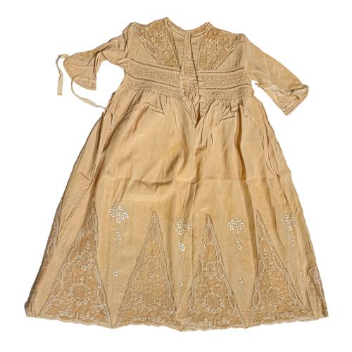 VESTIDO DE ACRISTIANAR DEL PRIMER TERCIO DEL S.XX