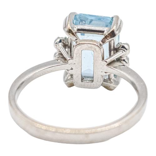 ANILLO CON TOPACIO AZUL Y BRILLANTES
