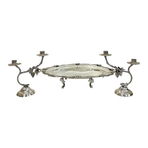 CENTRO Y PAREJA DE CANDELABROS DE PLATA 