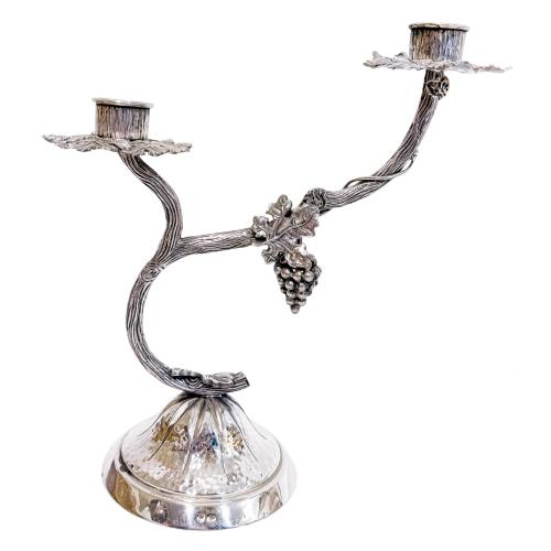 CENTRO Y PAREJA DE CANDELABROS DE PLATA 