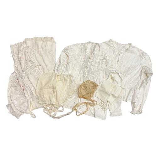 CONJUNTO DE PIEZAS DE ROPA INTERIOR DE PPS. DEL SIGLO XX