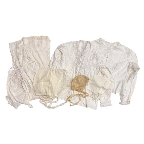 CONJUNTO DE PIEZAS DE ROPA INTERIOR DE PPS. DEL SIGLO XX