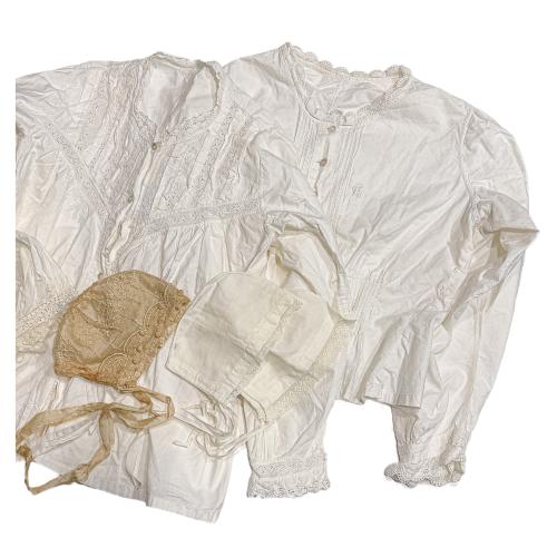 CONJUNTO DE PIEZAS DE ROPA INTERIOR DE PPS. DEL SIGLO XX