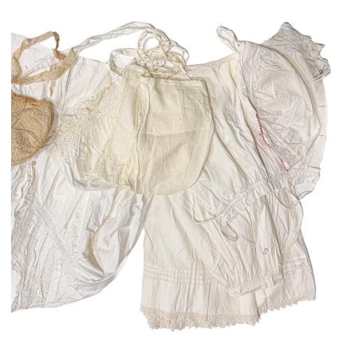 CONJUNTO DE PIEZAS DE ROPA INTERIOR DE PPS. DEL SIGLO XX