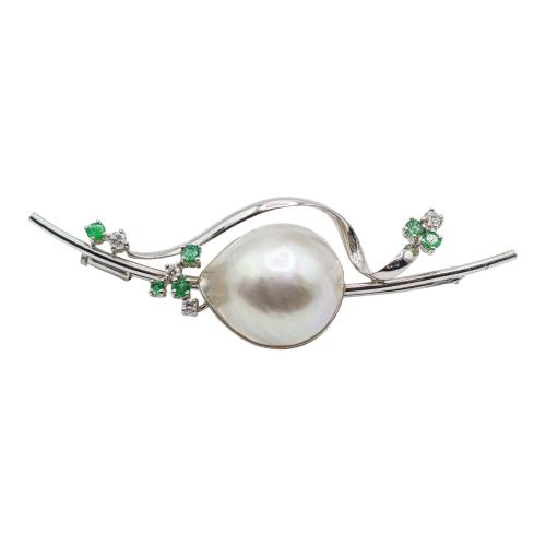 BROCHE CON PERLA MABÉ, ESMERALDAS Y BRILLANTES
