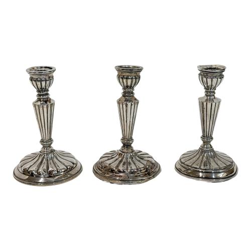 TRES CANDELEROS DE PLATA DE MEDIADOS DE SIGLO XX