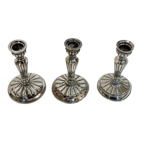 TRES CANDELEROS DE PLATA DE MEDIADOS DE SIGLO XX