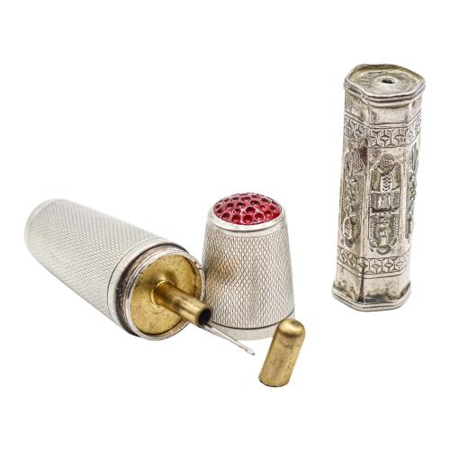 DOS PEQUEÑOS PORTA AGUJAS DE PLATA MEDIADOS S. XX